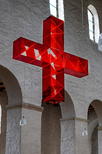 Arbeiten im öffentlichen Raum von Ludger Hinse: Lichtkreuz von Ludger Hinse in der Basilika St.Johannes, Geisenheim im Rheingau